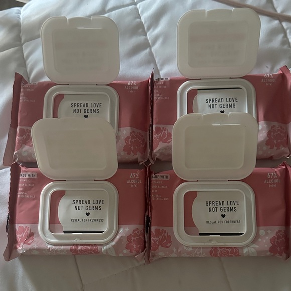 New Bath & Body Works Champagne Toast Anti-Bacterial Hand Wipes (4) piece lot - Picture 3 of 3